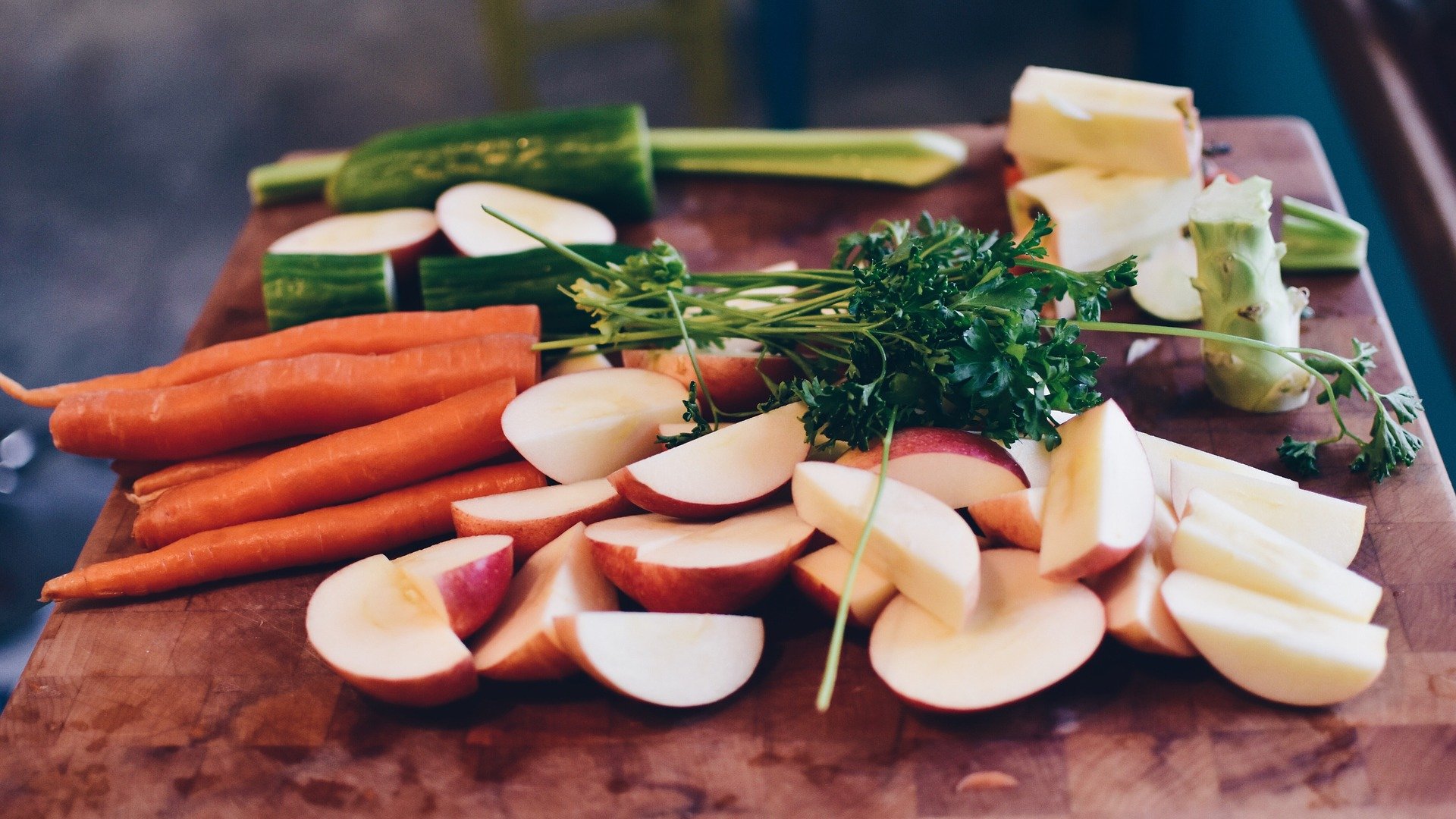 Cuisiner en jetant moins : les gestes simples pour réduire ses déchets